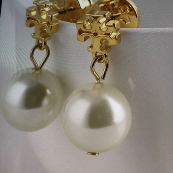 ❌SALE ❌NWT KIRA TORI BURCH PEARL DROP EARRINGS. - Picture 3 of 9